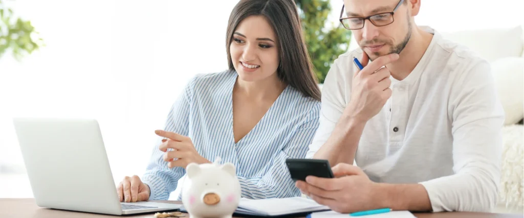 man and woman looking up information about the Special Agreement with the Social Security in Spain