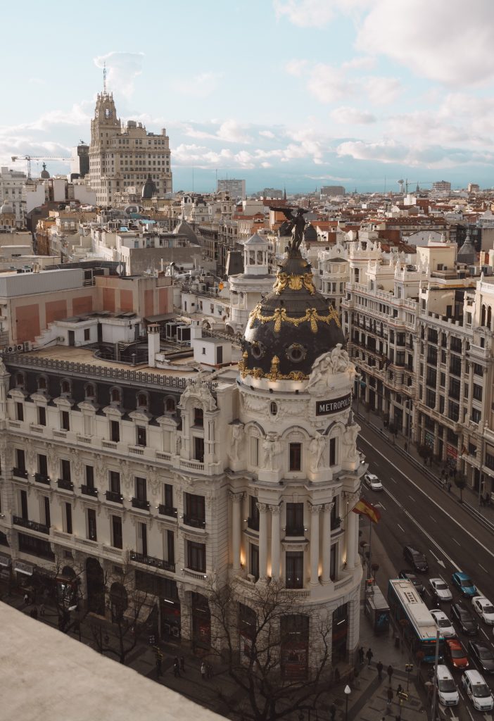 Edificio Metropolis en Madrid. En Entre Trámites contamos con asesorías en Madrid.