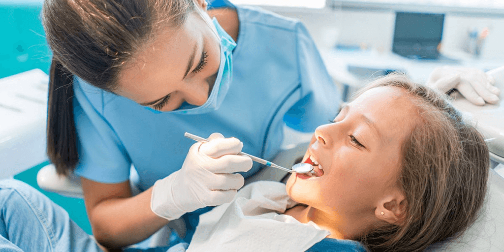 dentistas atendiendo a niños en España